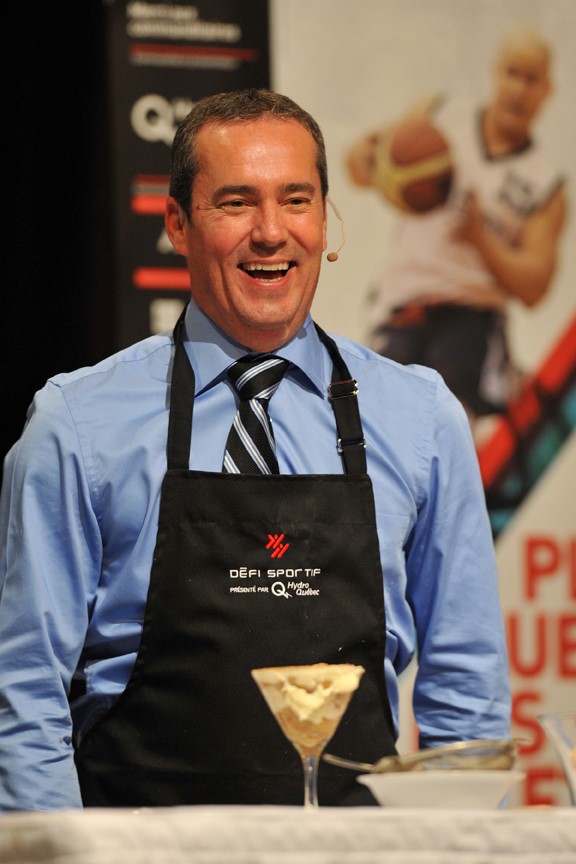Serge Lemieux, vice-président du Groupe des journaux, Québec et Ontario, de TC Média, a préparé un tiramisu lors du Défi gastronomique de l’organisme AlterGo