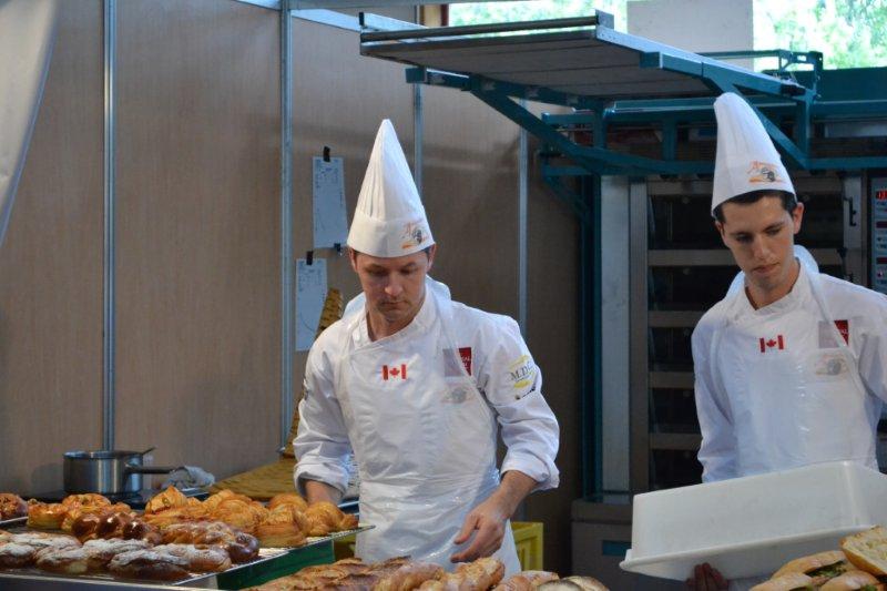 Le duo de la boulangerie de Mont-Saint-Hilaire Le Pain dans les voiles, Martin Falardeau, maître-boulanger, et son apprenti, Hubert Locuratolo, démontrant leur savoir-faire au Mondial du pain, tenu en septembre dernier à Saint-Étienne, en France. (Photo : Courtoisie)
