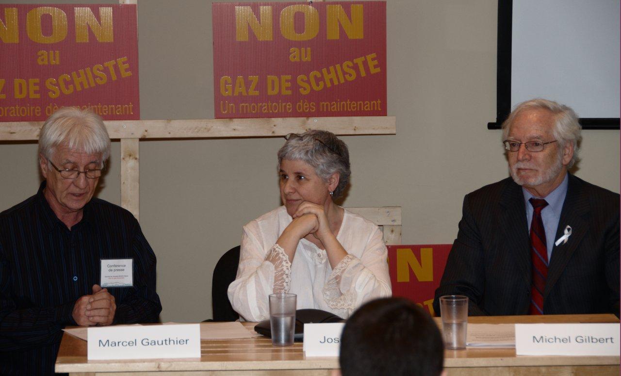 Marcel Gauthier et Josée Gagnon, tous deux du regroupement Mobilisation gaz de schiste Mont-Saint-Hilaire, et le maire de Mont-Saint-Hilaire, Michel Gilbert, à l’occasion de l’annonce de la création du Réseau international de comités de citoyens contre le gaz de schiste, le 6 décembre dernier.