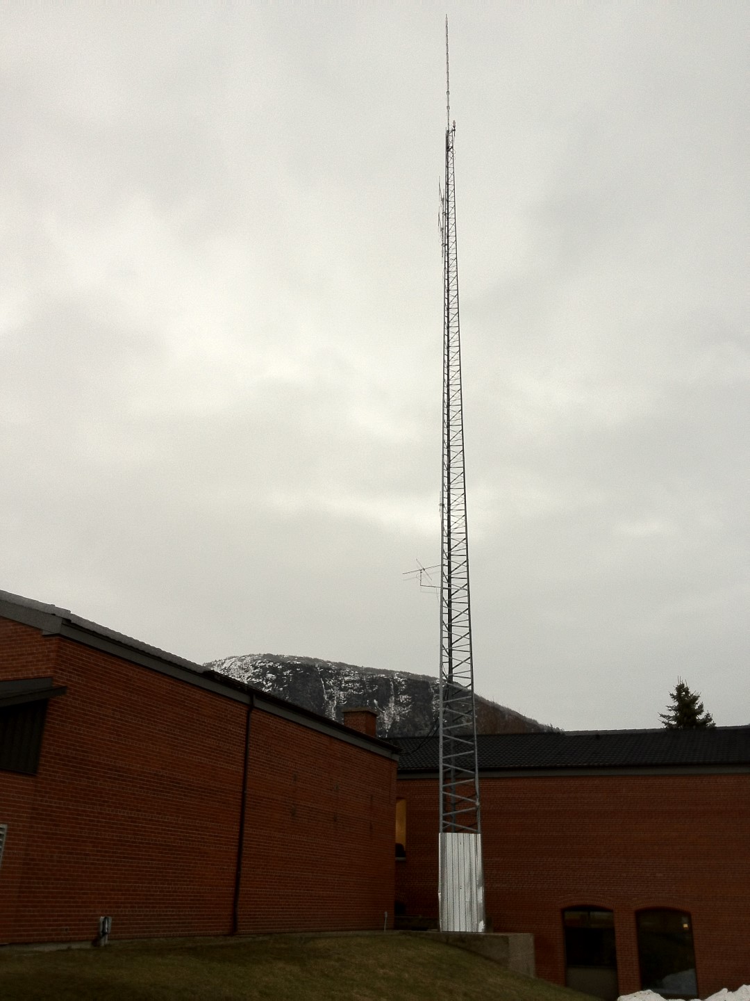 L’une des deux antennes envisagées serait érigée sur le site de l’hôtel de ville, en remplacement de celle des pompiers déjà en place.