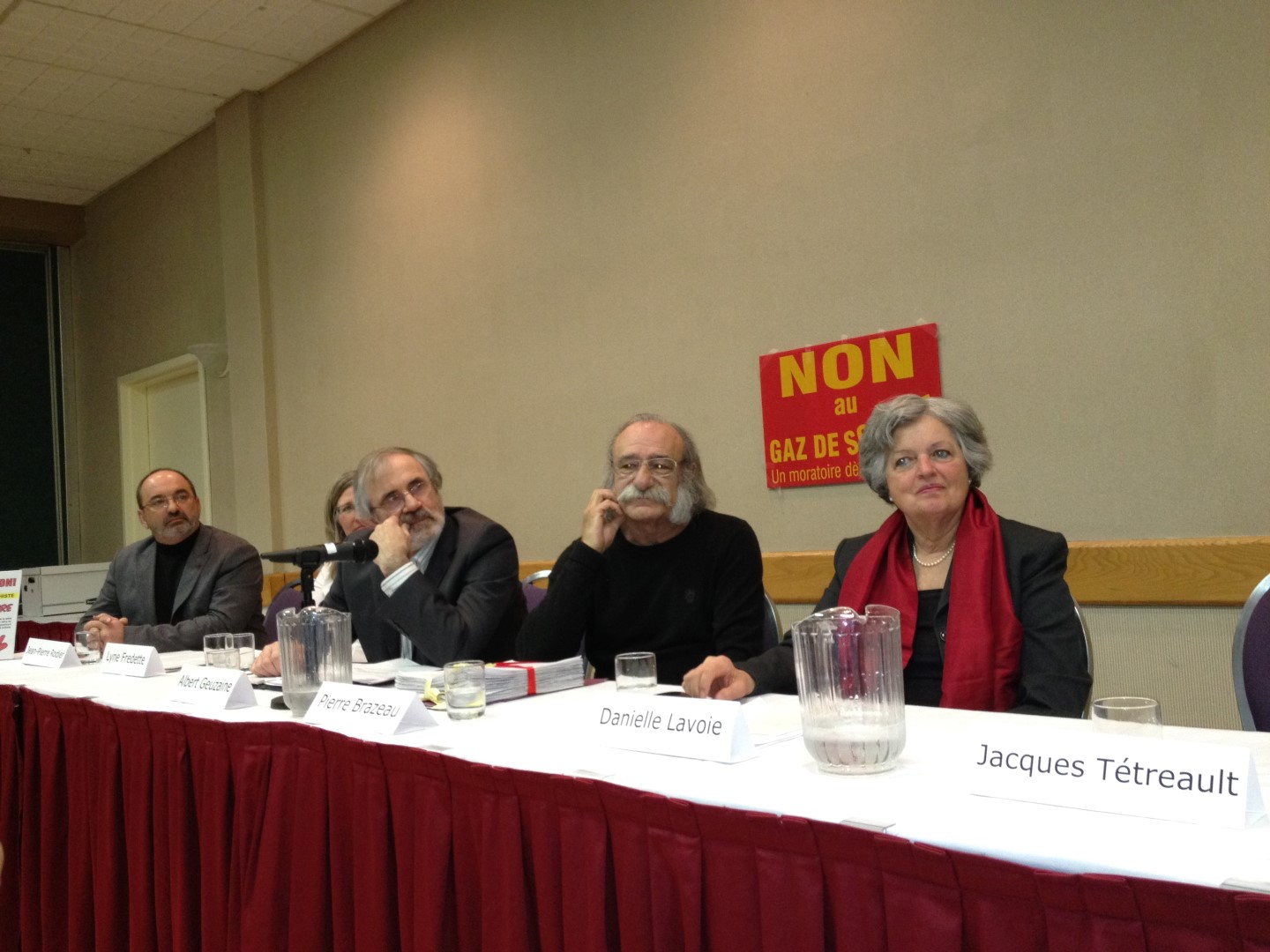 Les divers regroupements de la Montérégie militant contre les gaz de schiste se sont réunis ce mardi 13 mars, à Saint-Hyacinthe, afin de présenter une pétition comptant des milliers de signatures. Danielle Lavoie (première à droite), coordonnatrice du Regroupement citoyen d’Otterburn Park−gaz de schiste, était sur place.