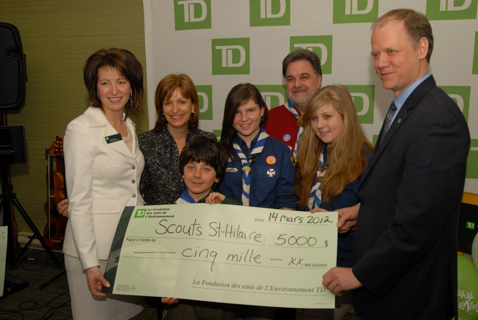 De gauche à droite : Diane Roy, directrice de succursale, Christine Marchildon, première vice-présidente région du Québec et présidente d’Équipe Québec TD, Marc Bauduin, vice-président du conseil d’administration du Groupe scout Mont-St-Hilaire ainsi que quelques scouts, et Drew Wawin, vice-président district Montréal Centre-Sud.