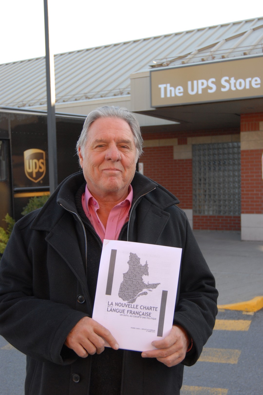 Dans sa nouvelle Charte de la langue française, Pierre Curzi propose d’intégrer une dénomination française dans l’affichage. Les succursales UPS Store pourraient ainsi devenir le « service de courrier UPS ».