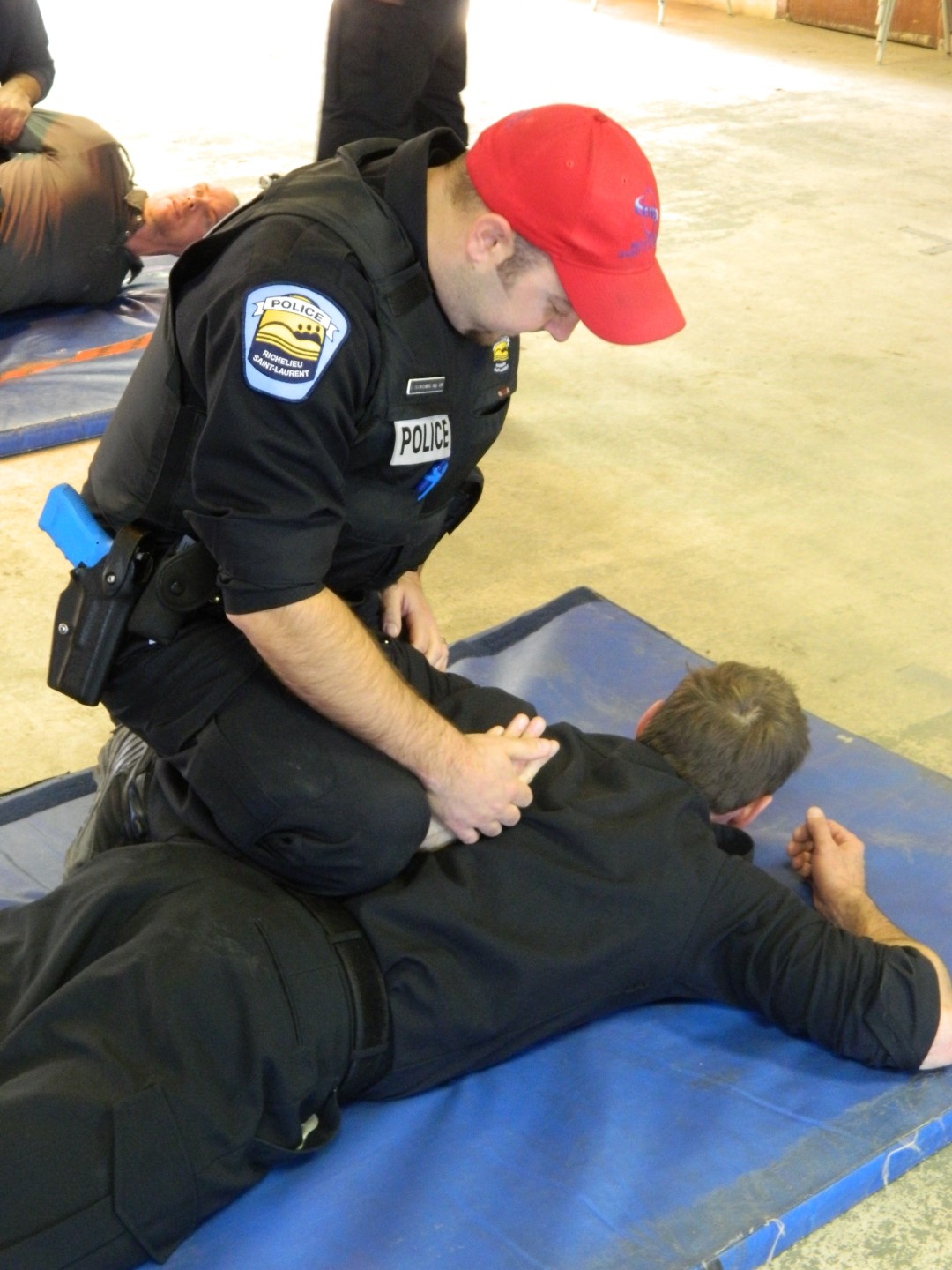 Un policier maîtrise son confrère à l’aide d’une technique enseignée par les moniteurs durant la formation.