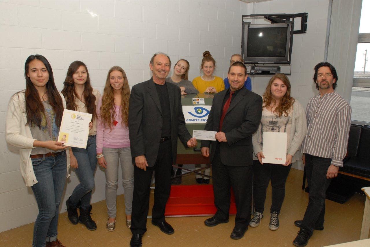 Virginie Roy, Sophie Roy, Arianne Lebel, Michel Marceau, directeur de la Polybel, Charlotte Crevier, Béatrice Poitras, Karolanne Leclair, Léa Marenghi et Jean-Pierre Boucher, animateur à la vie spirituelle et à l’engagement communautaire, ont reçu de Sylvain Barrière (troisième à droite), directeur du supermarché Metro Plus famille Riendeau de Beloeil, un don de 1000 $ du Fonds Metro Éco École.