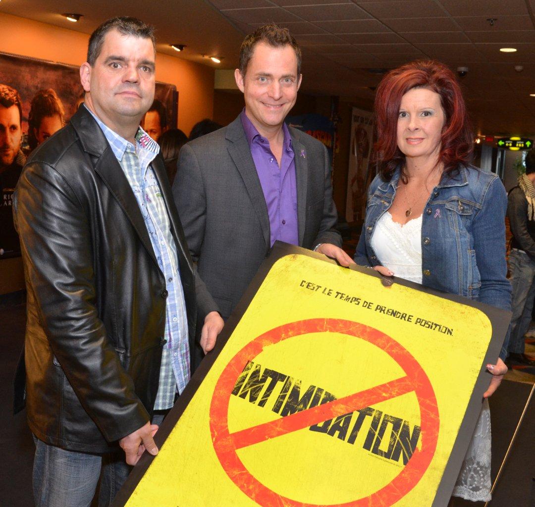 Jasmin Roy (au centre), accompagné d’Éric Fortin et de Caroline Lachance, les parents de David Fortin, disparu en 2009 à l'âge de 14 ans, lors la première du documentaire