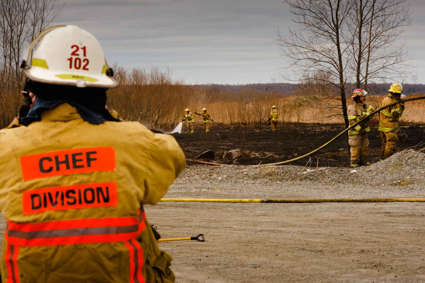 Important feu dans un champ à Beloeil