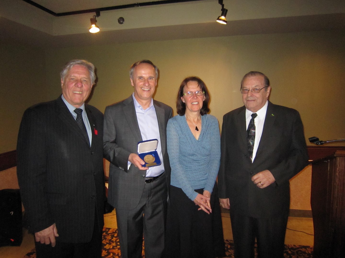 Le député de Borduas, Pierre Curzi, le directeur général de la municipalité de Saint-Jean-Baptiste, Denis Meunier, sa conjointe Lucie Riopel, et le maire Jacques Durand.
