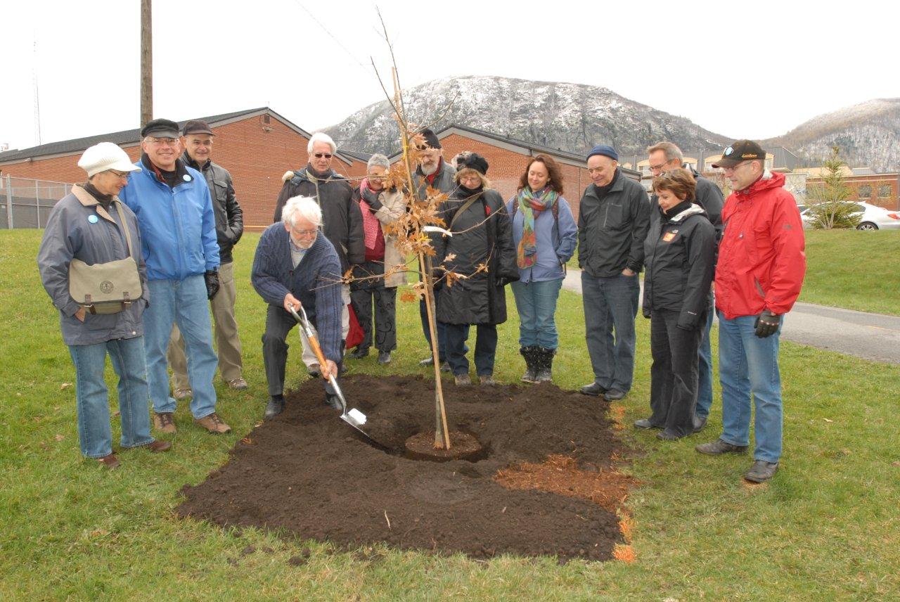 Claudia Detwiler, John Detwiler, tous deux de la Ville de Pittsburgh, Rémi H. Lair, conseiller municipal, Michel Gilbert, maire de Mont-Saint-Hilaire, Marcel Gauthier, France Allen et quelques autres membres du comité Mobilisation gaz de schiste de Mont-Saint-Hilaire, de même que des citoyens et André Plante, à l’extrême droite.