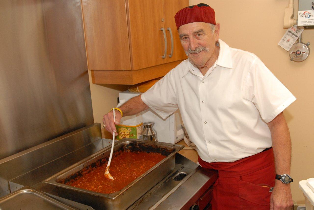 Survivant d’un cancer de la gorge, Léo Pelland a trouvé sa cause. Il servira un repas spaghetti le 5 mai au profit du Relais pour la vie.