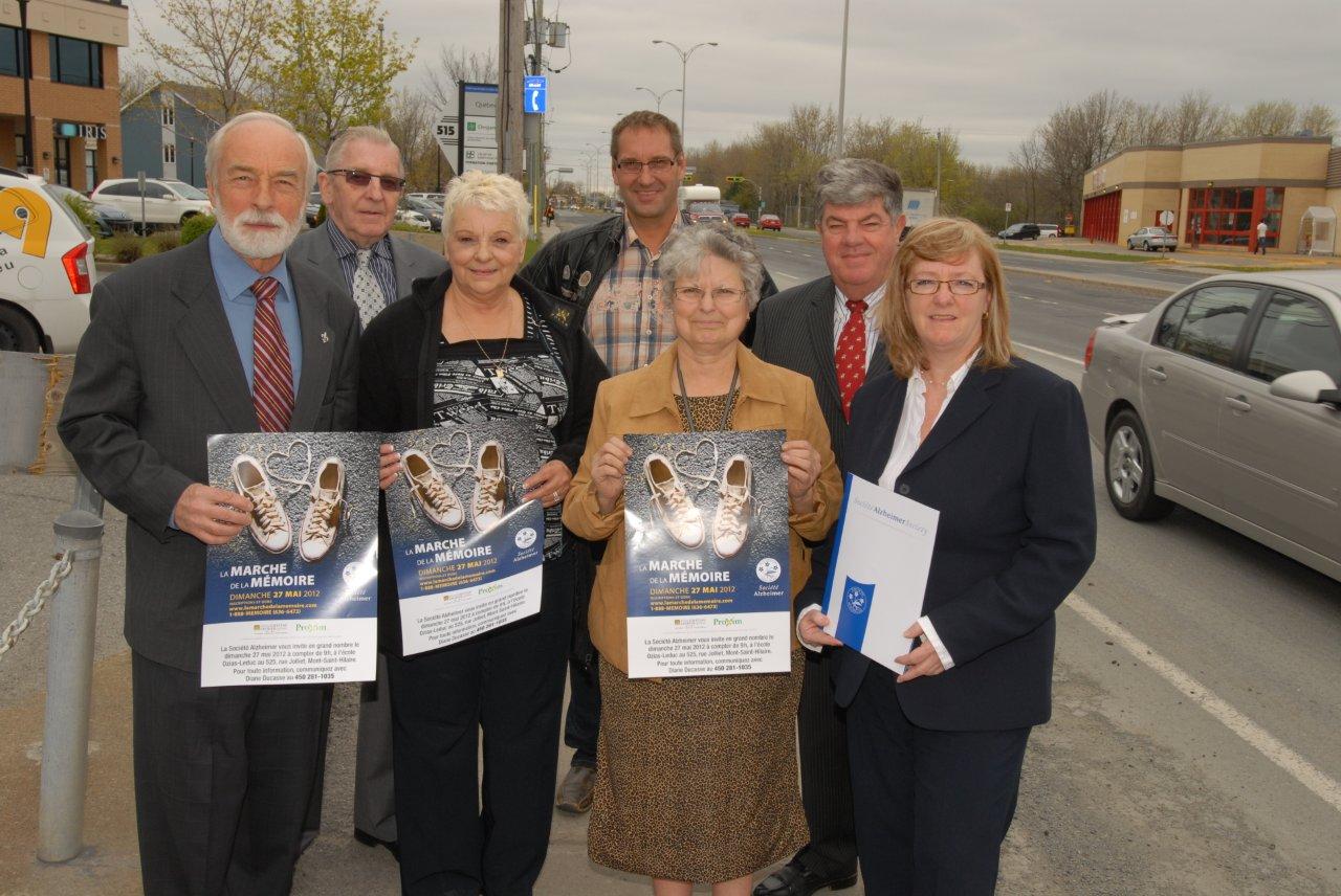 Yves Lessard, président du conseil d’administration de la Société Alzheimer Maskoutains-Vallée des Patriotes, Diane Ducasse, agente de liaison au bureau de Beloeil, Suzanne Girouard, membre du conseil d’administration, Josée Laforest, représentante du député Pierre Curzi, (derrière), Real Jeannotte, membre du conseil d’administration et trésorier, Yves Durocher, membre du conseil d’administration, et André Tremblay, aussi membre du conseil d’administration, ont dévoilé les grandes lignes de la sixième édition de la Marche de la mémoire.