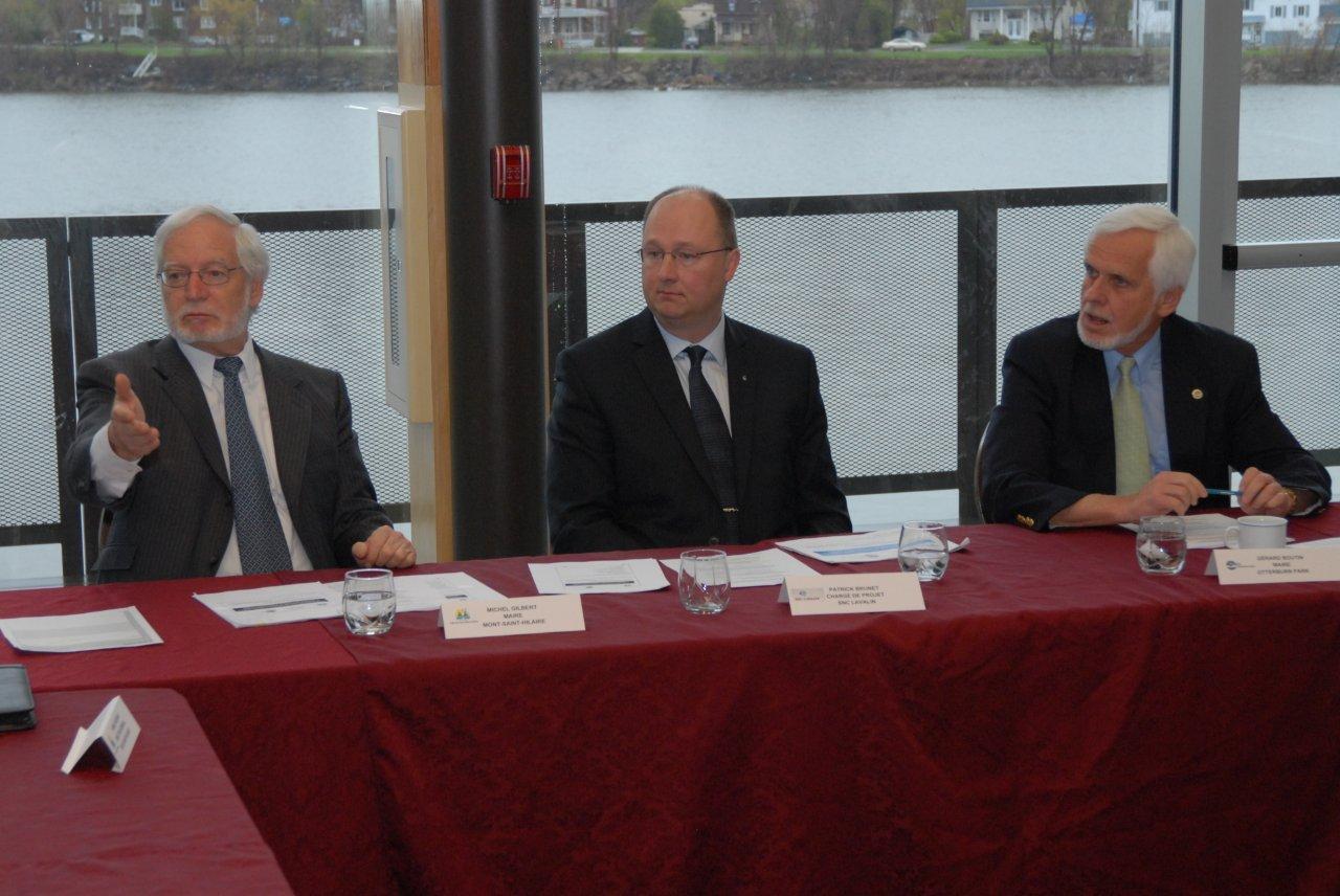 Michel Gilbert, maire de Mont-Saint-Hilaire, Patrick Brunet, chargé de projet pour SNC-Lavalin, et Gérard Boutin, maire d’Otterburn Park, ont présenté les résultats d’une l’étude sur les problématiques liées aux réseaux d’égout sanitaire et pluvial à proximité du chemin Ozias-Leduc.