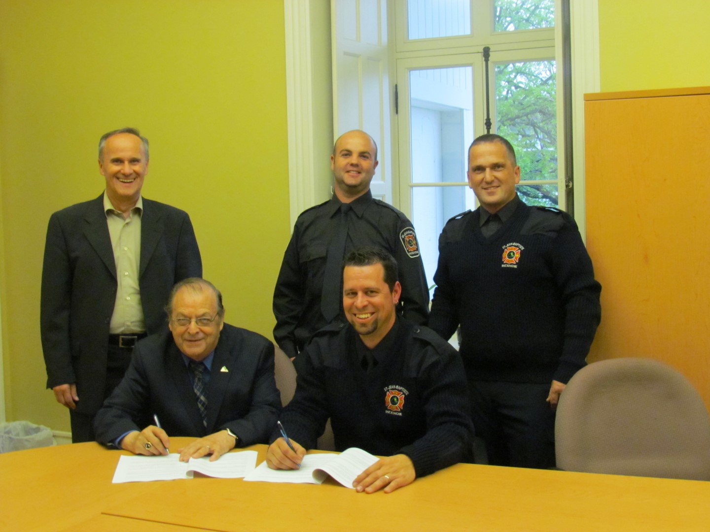 De gauche à droite : le directeur général de la Ville Denis Meunier, le maire Jacques Durand, le secrétaire-trésorier Christian Poulin, le président du syndicat Dany Archambault et le vice-président Nick Bourassa.