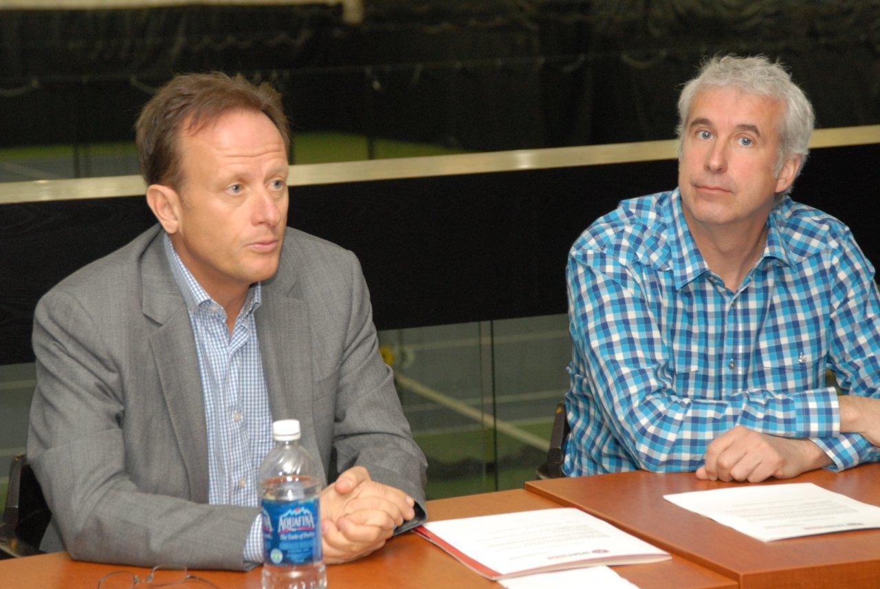 Jean Bédard, président du Groupe Sportscene, et François St-Pierre, directeur général du Complexe sportif Sportscene, ont annoncé l’aménagement d’une patinoire de dek hockey sur le quatrième plateau de tennis.