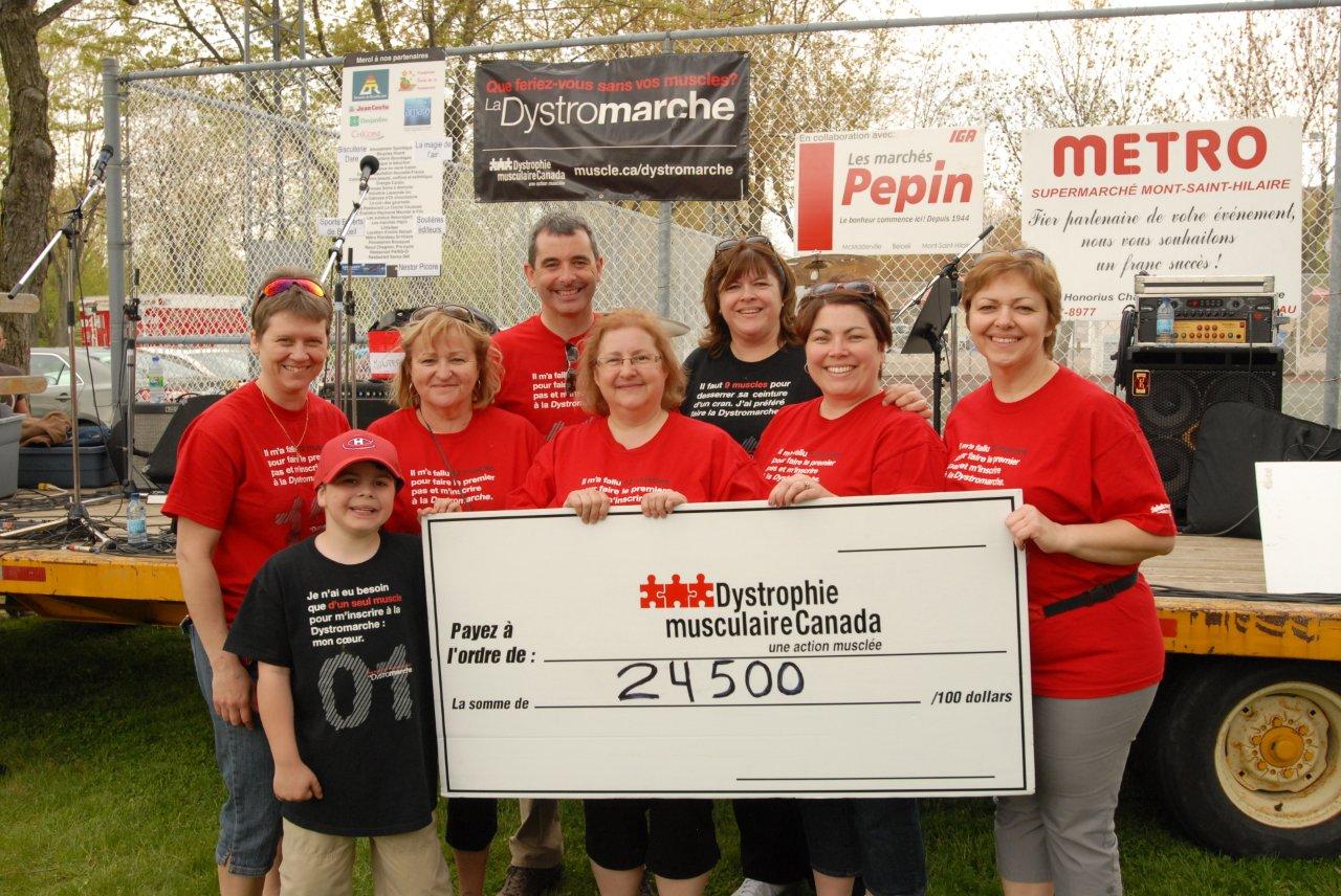 Jacinthe Gendron, Anthony Auclair, ambassadeur de la Dystromarche de la Montérégie, Sylvie Fournier, présidente d'honneur, Bertrand Godin, porte-parole, Odile Bousquet, Carole Auclair, organisatrice, Sophie Jussaume et Lucie Cardinal.
