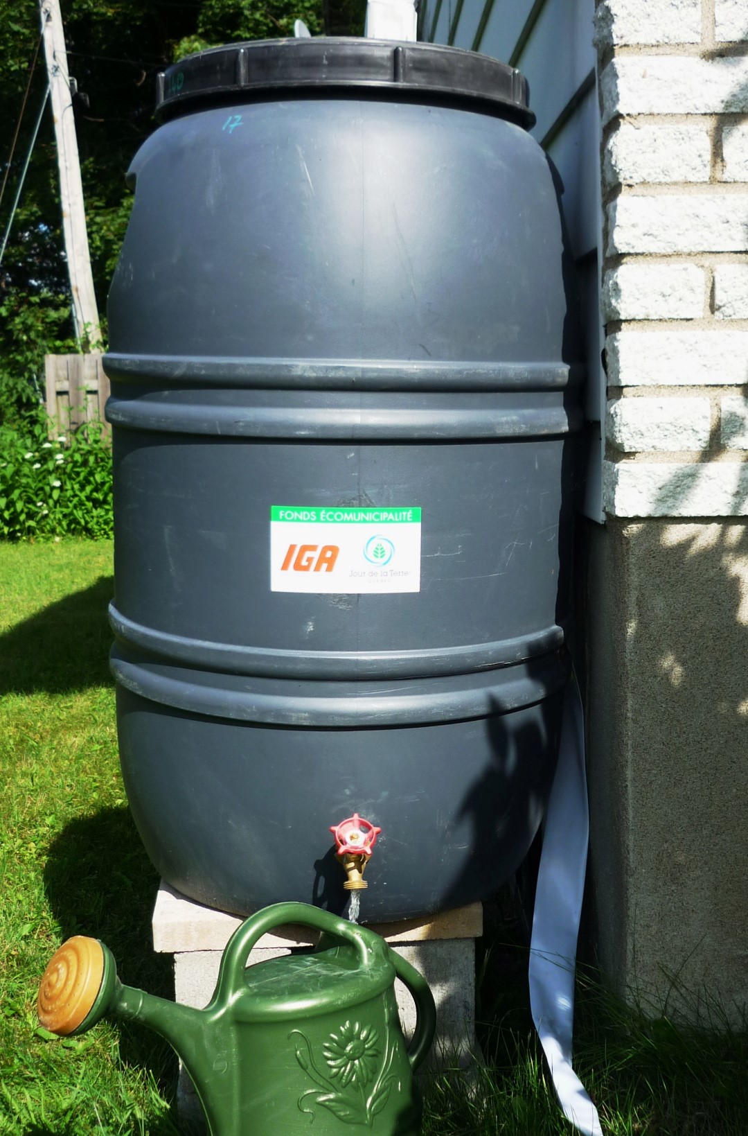 Le baril contient un volume de 200 litres, mesure un mètre de hauteur et a un diamètre de 55 centimètres.