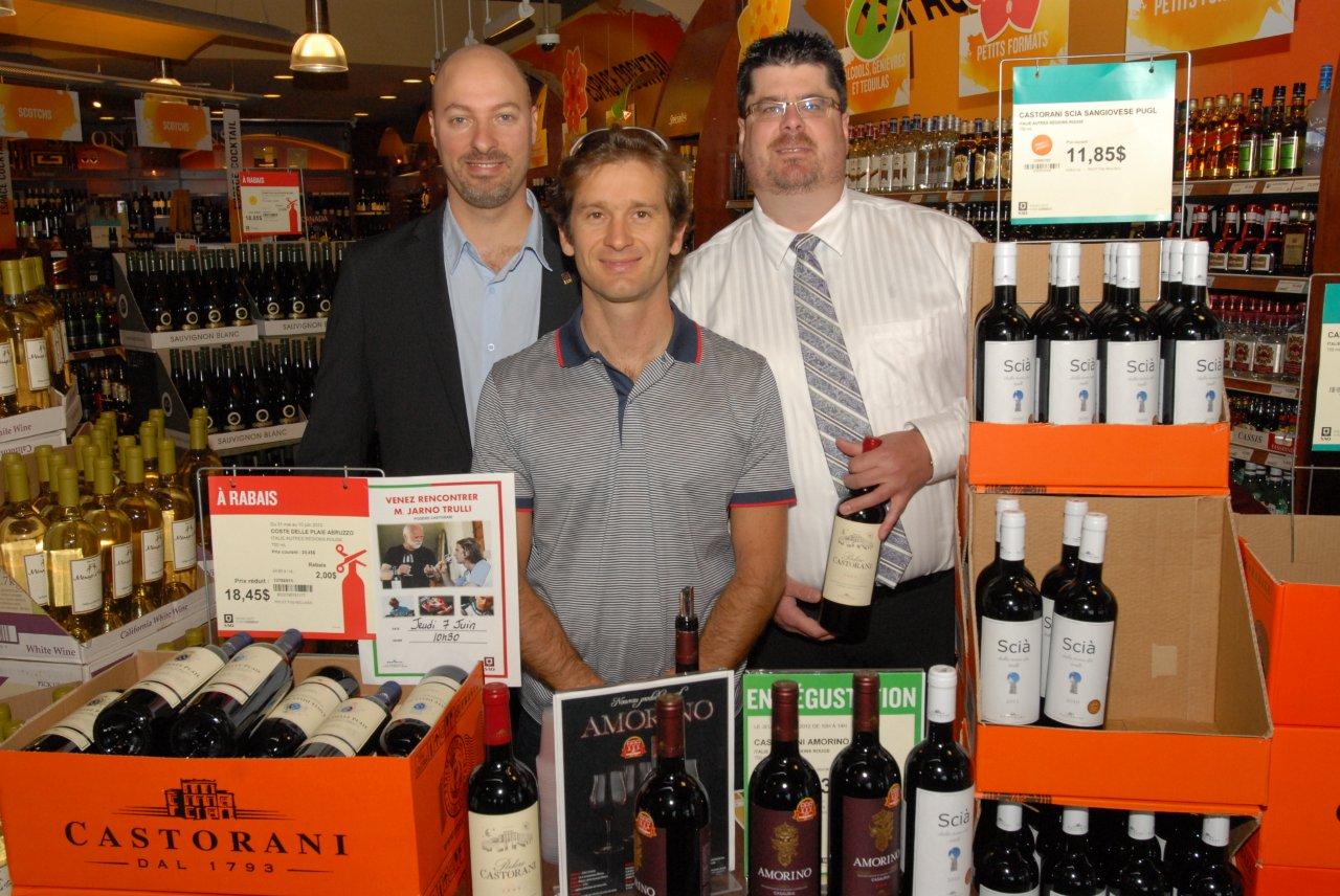 Jarno Trulli a fait un saut à la SAQ de Beloeil, le 7 juin. Le coureur italien de Formule 1 a fait la promotion des vins produits à son vignoble, en présence du directeur de la succursale, Christian Cardinal, et du directeur remplaçant, Éric Bertrand.