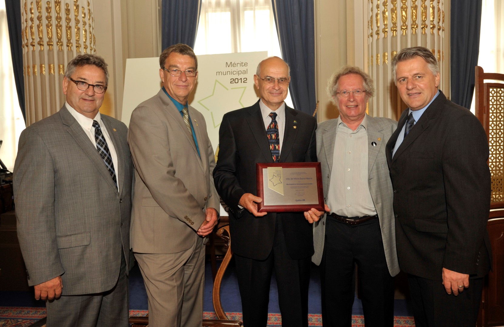 De gauche à droite : Éric Forest, président de l’Union des municipalités du Québec, Bernard Généreux, président de la Fédération québécoise des municipalités, Rémi H. Lair, lauréat et conseiller municipal de Mont-Saint-Hilaire, Kees Vanderheyden, directeur général du Centre de la nature du mont Saint-Hilaire, et Laurent Lessard, ministre des Affaires municipales, des Régions et de l’Occupation du territoire.