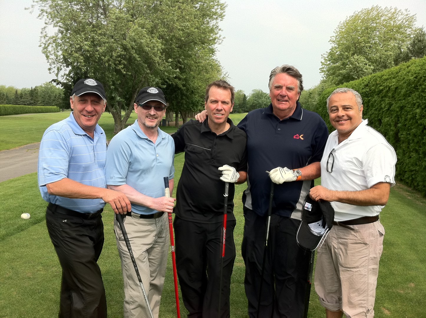 Le quatuor de la Tournée Golf Célébrités, qui était de passage au Domaine de Rouville le 12 juin, était formé de Luc Dupont-Hébert, Paul Sarrasin, Jean Pagé et Manuel Tadros. Gagnant d'un tirage, Serge L'Anglais (deuxième à gauche), de Saint-Jérôme, a pu jouer avec le groupe.