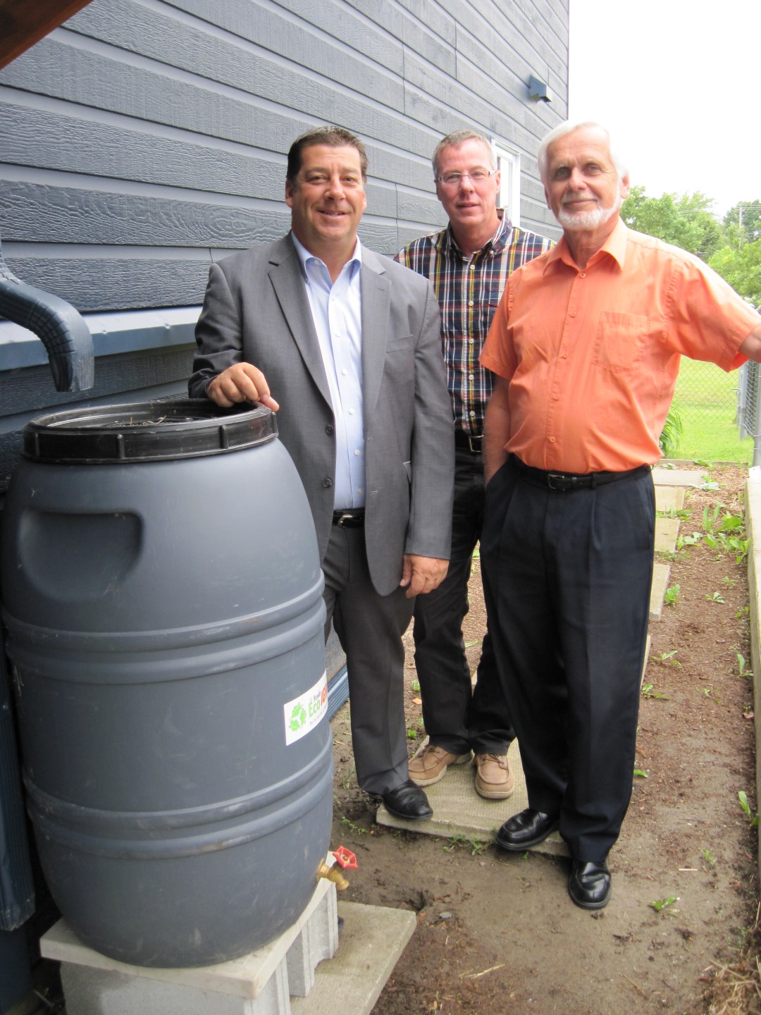 De gauche à droite : Bernard Pepin, propriétaire des Marchés Pepin IGA, Daniel Parenteau, directeur du Service des travaux publics d'Otterburn Park, et Gérard Boutin, maire d'Otterburn Park.