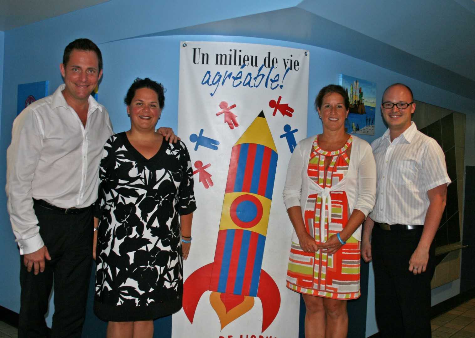 Jasmin Roy, Mélanie Auger (éducatrice spécialisée), Nathalie Nadeau (directrice de l'école l'Odyssée) et Cédrick Beauregard (directeur général de la Fondation Jasmin Roy.