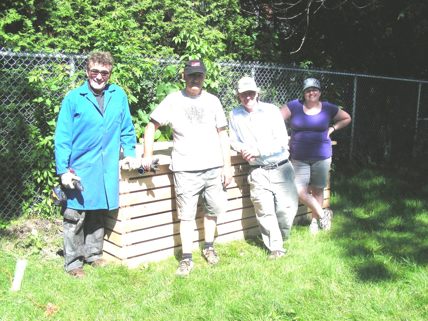 Roland Parent, initiateur des Jardins communautaires de Beloeil, en compagnie de deux usagers ainsi que Renée-Claude Nadeau, de la Fondation pour la reconstruction harmonieuse de l’agriculture.