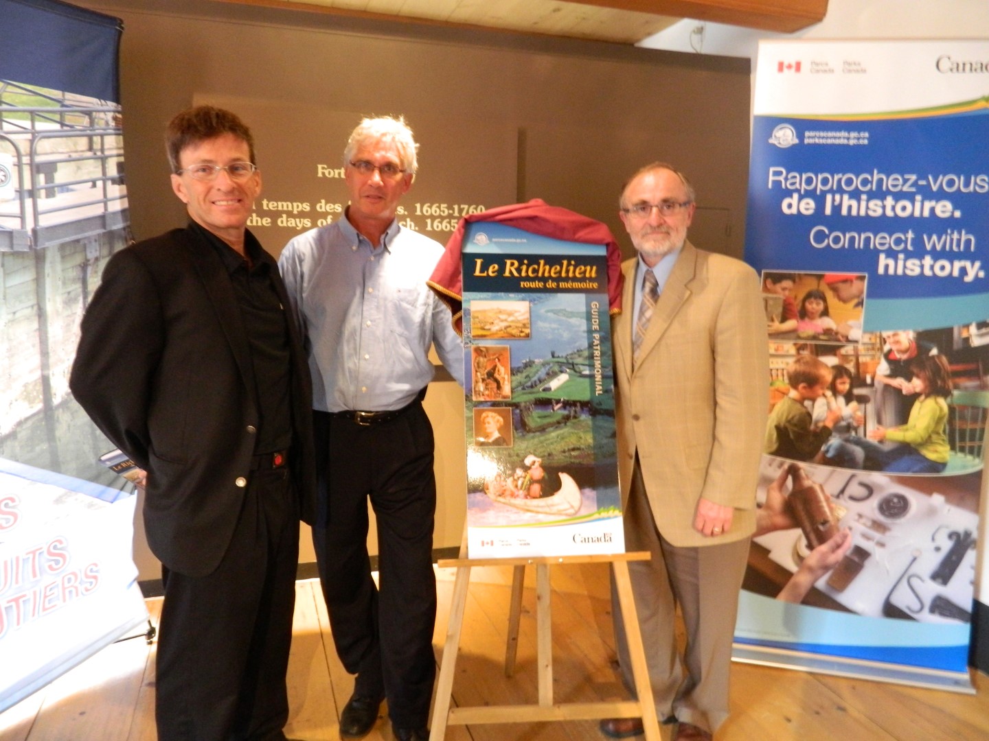 Éric Fournier, directeur général de Tourisme Montérégie, Michel Filteau, chargé de projet et agent de partenariat et engagement chez Parcs Canada, et André Charbonneau, historien responsable de la direction du projet, étaient tous très heureux de présenter le guide.