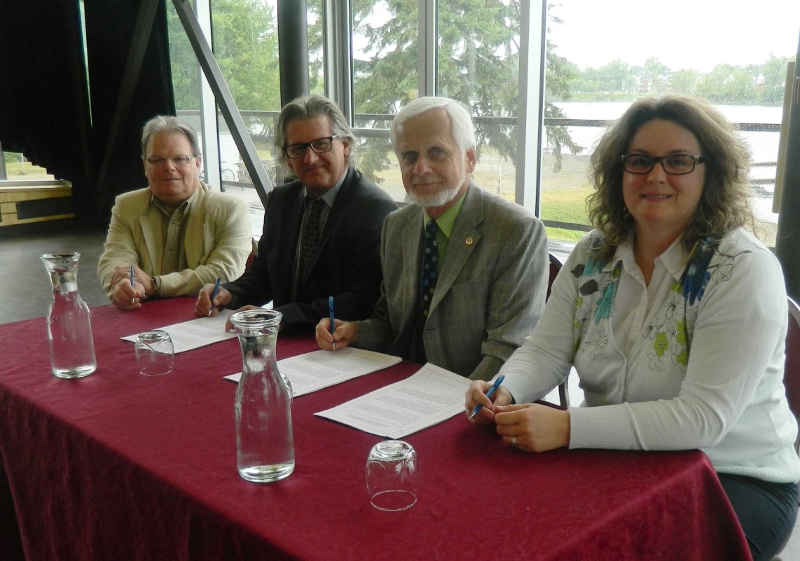 La signature officielle réunissait entre autres le directeur de la Colonie Les Bosquets Albert Hudon, Richard Rioux, le directeur général de la Société pour les enfants handicapés du Québec, Ronald Davidson, le maire, Gérard Boutin, et la directrice des affaires juridiques et du greffe, Julie Waite.