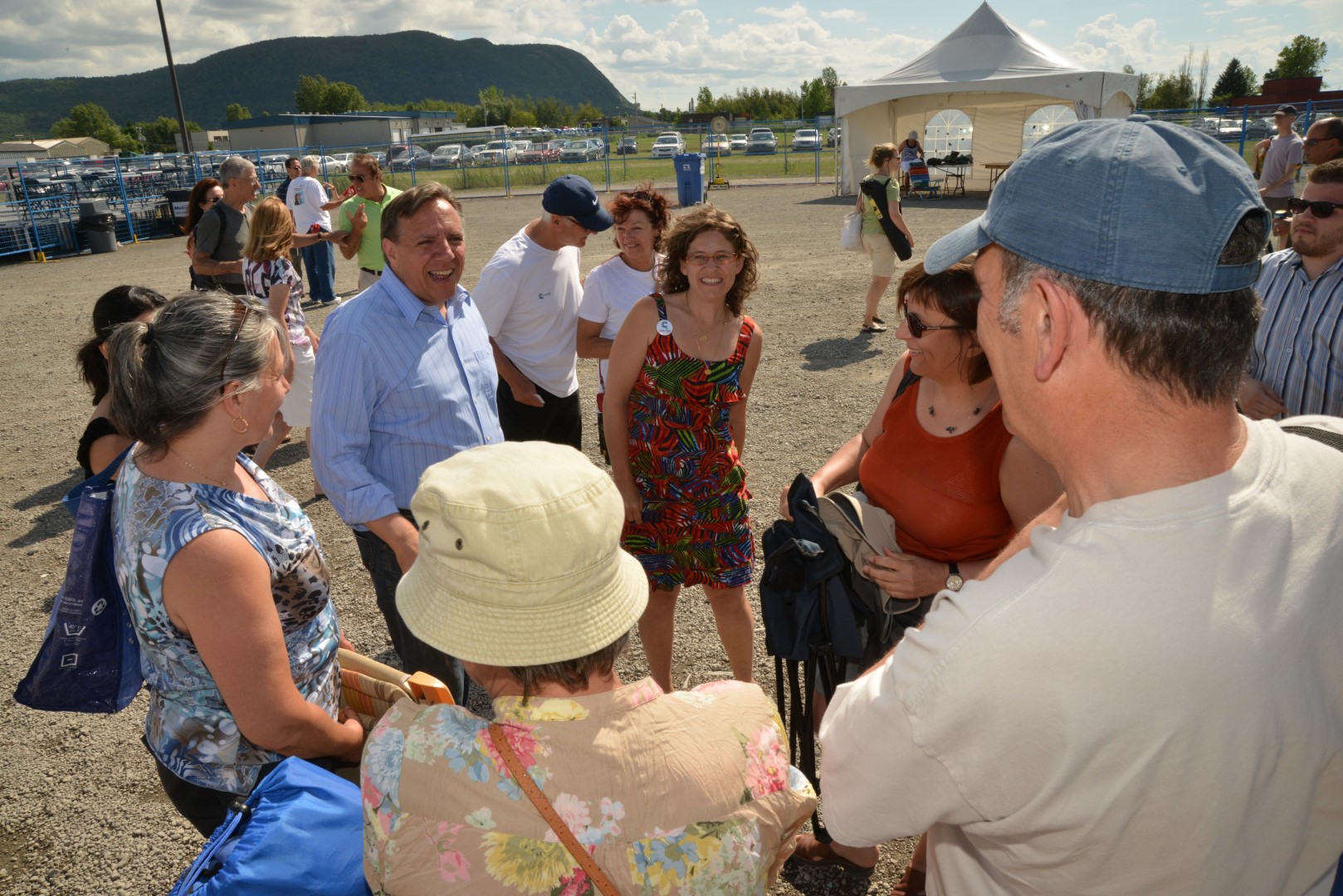 Plus d’une vingtaine de personnes ont rencontré le chef de la Coalition avenir Québec, François Legault, et Emmanuelle Géhin, candidate du parti dans la circonscription de Borduas, à l'occasion de leur passage au Festival d'été de la Vallée-du-Richelieu.
