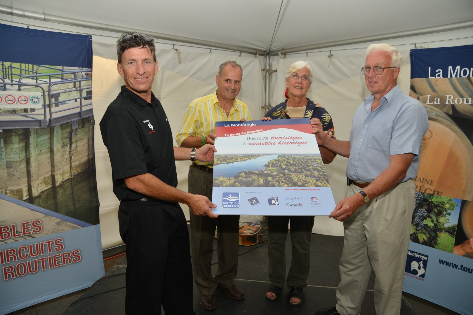 Éric Fournier, directeur général de Tourisme Montérégie, et Arthur Fauteux, président de la CRÉ de la Montérégie Est, ont procédé à l'inauguration de la Route du Richelieu, en présence Janet Kennedy et de Randy Beach, tous deux de Lakes to Locks Passage, responsable de la portion américaine du parcours.