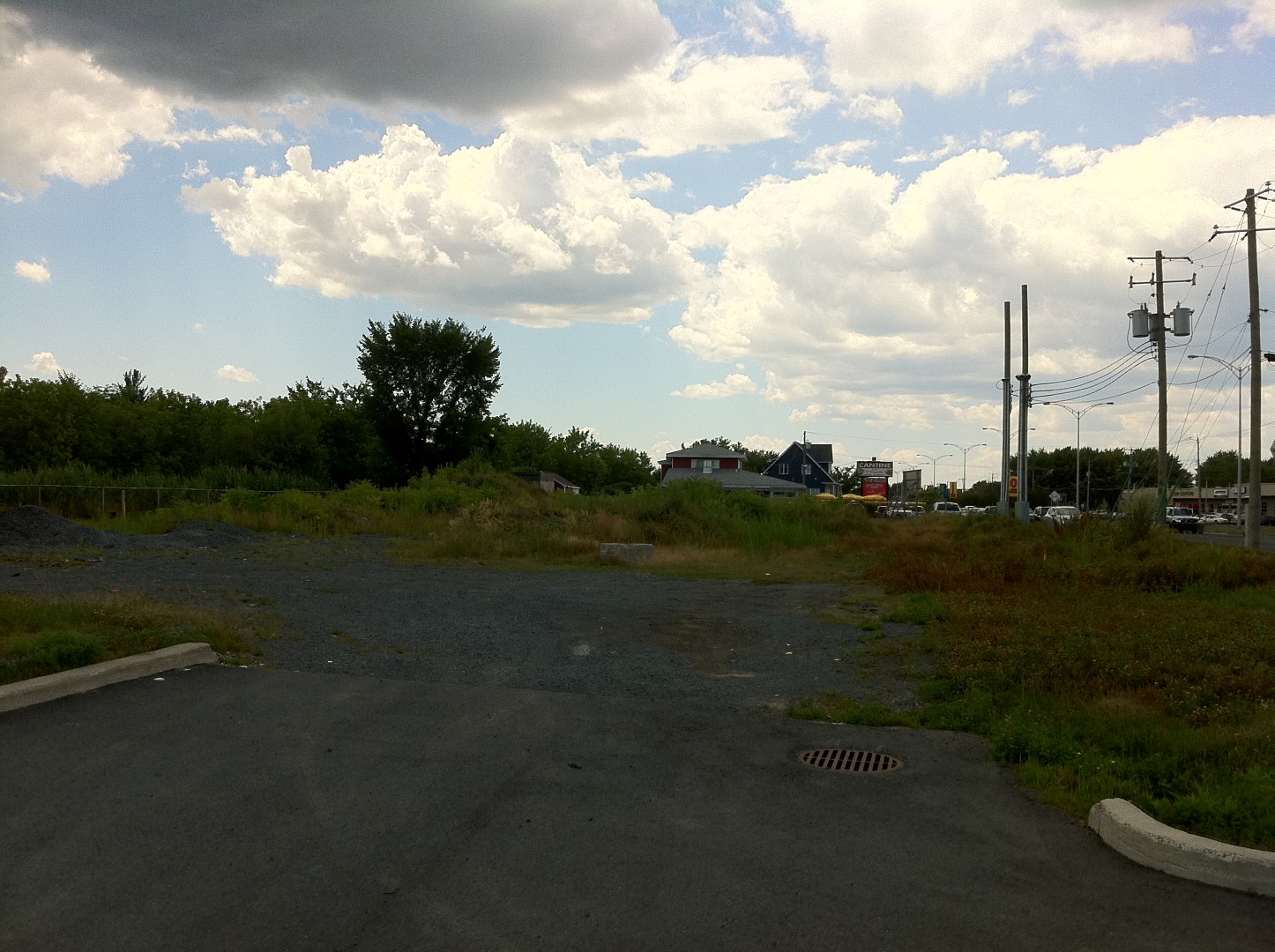 Une chaîne de restauration rapide, dont l'identité n'est pas révélée, ouvrira une succursale sur le boulevard Sir-Wilfrid-Laurier, à côté de la cantine La Fringale, à McMasterville.