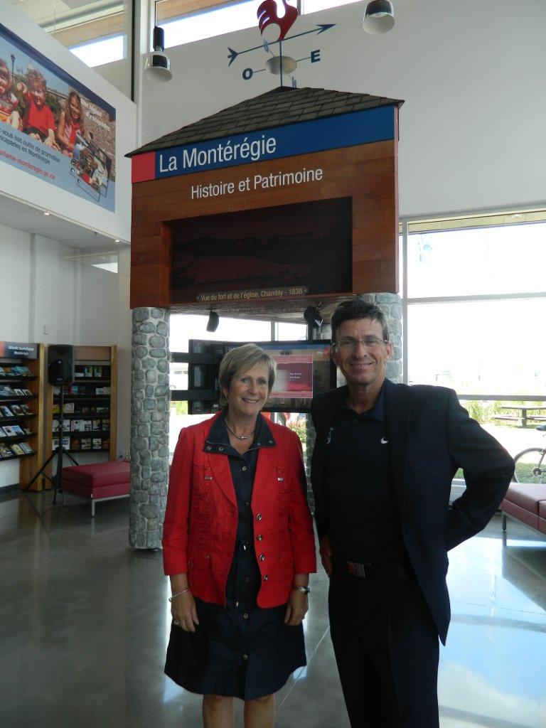 Marthe Langlois, présidente du conseil d’administration de Tourisme Montérégie, et Éric Fournier, directeur général de Tourisme Montérégie, devant la zone histoire et patrimoine.