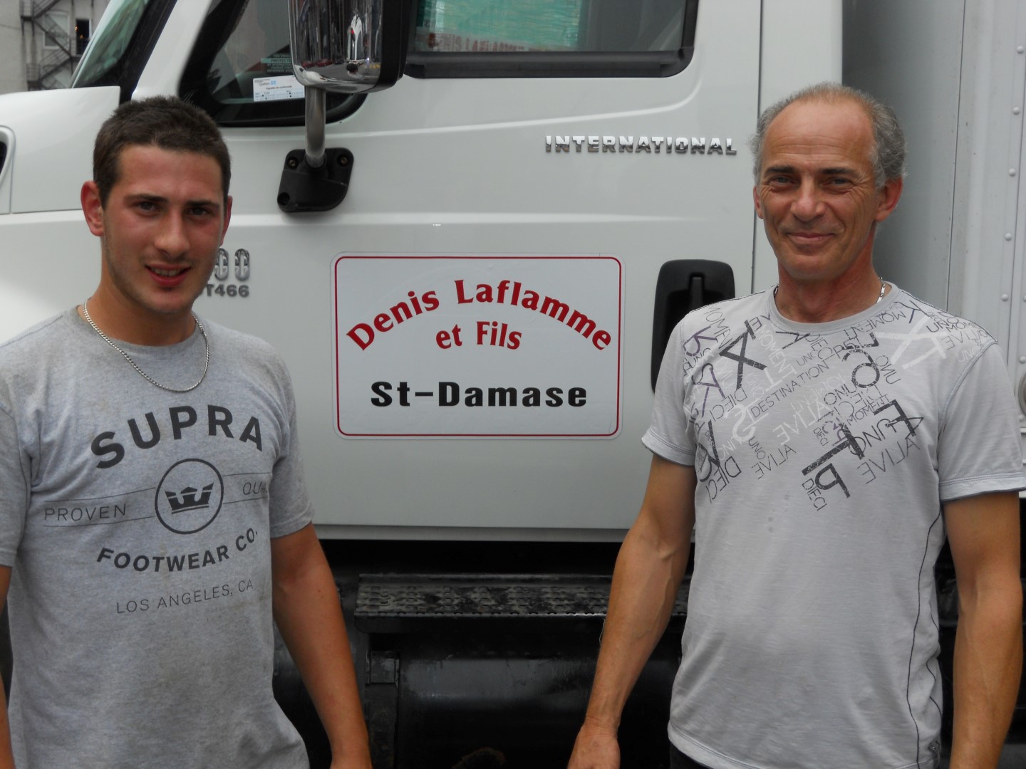 Yvon (à droite) et son fils Marc-Antoine, qui prend doucement la relève et deviendra la troisième génération de Laflamme à cultiver des légumes.