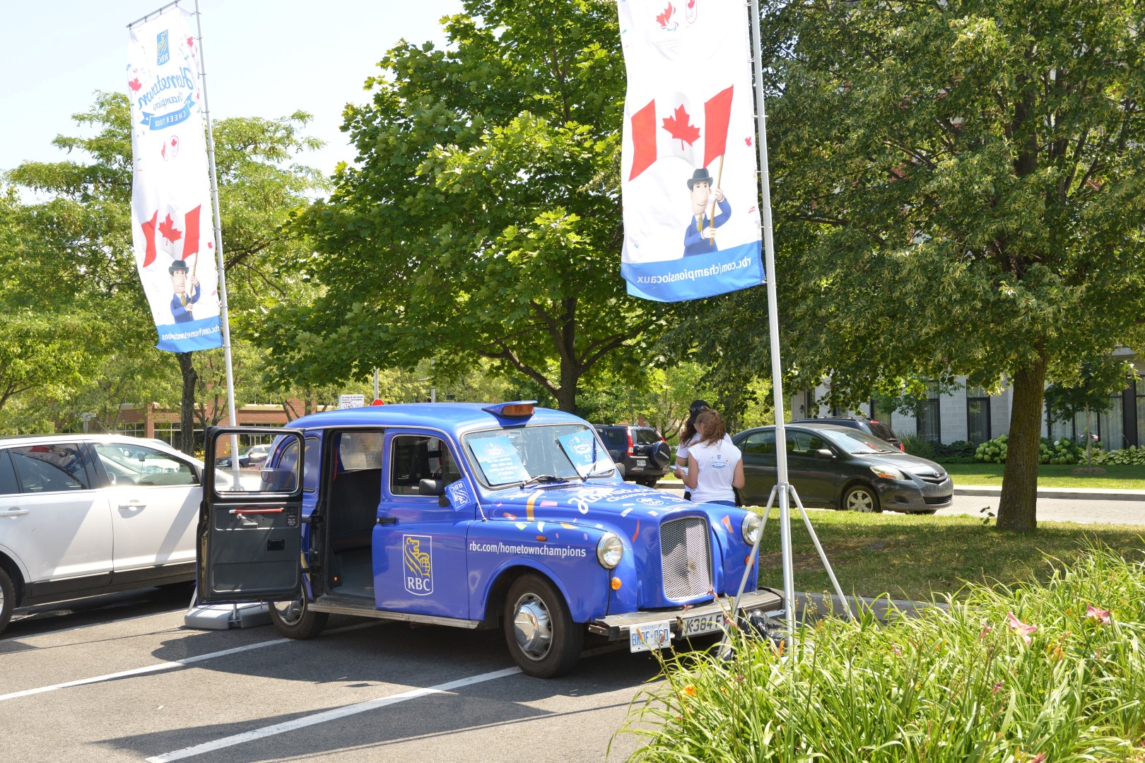 Plusieurs citoyens ont pu entrer dans la voiture, qui était garée dans le stationnement du Centre aquatique de Mont-Saint-Hilaire.