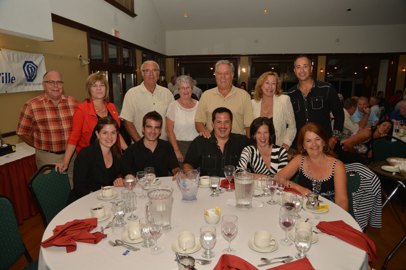 Daniel Doucet, animateur de la soirée, Hélène Roberge, présidente du comité exécutif de la Commission scolaire des Patriotes, le maire et préfet de la MRC, Gilles Plante, son épouse Bernadette, le député sortant de Borduas Pierre Curzi,Le tournoi de golf du Club optimiste de McMasterville a eu lieu la semaine dernière, au club La Madeleine. Voici une photo de joyeux fêtards qui semblent avoir eu du plaisir. Marie Tifo, Samuel Lanterne, conseiller en solutions médias de votre journal préféré, la conjointe de Matthew Dubé, Marie-France Belle-Isle, notre député fédéral Matthew Dubé, Sébastien Gagnon, directeur général de la Table des préfets, Julie Mathieu et la mairesse de Sainte-Julie, Suzanne Roy.