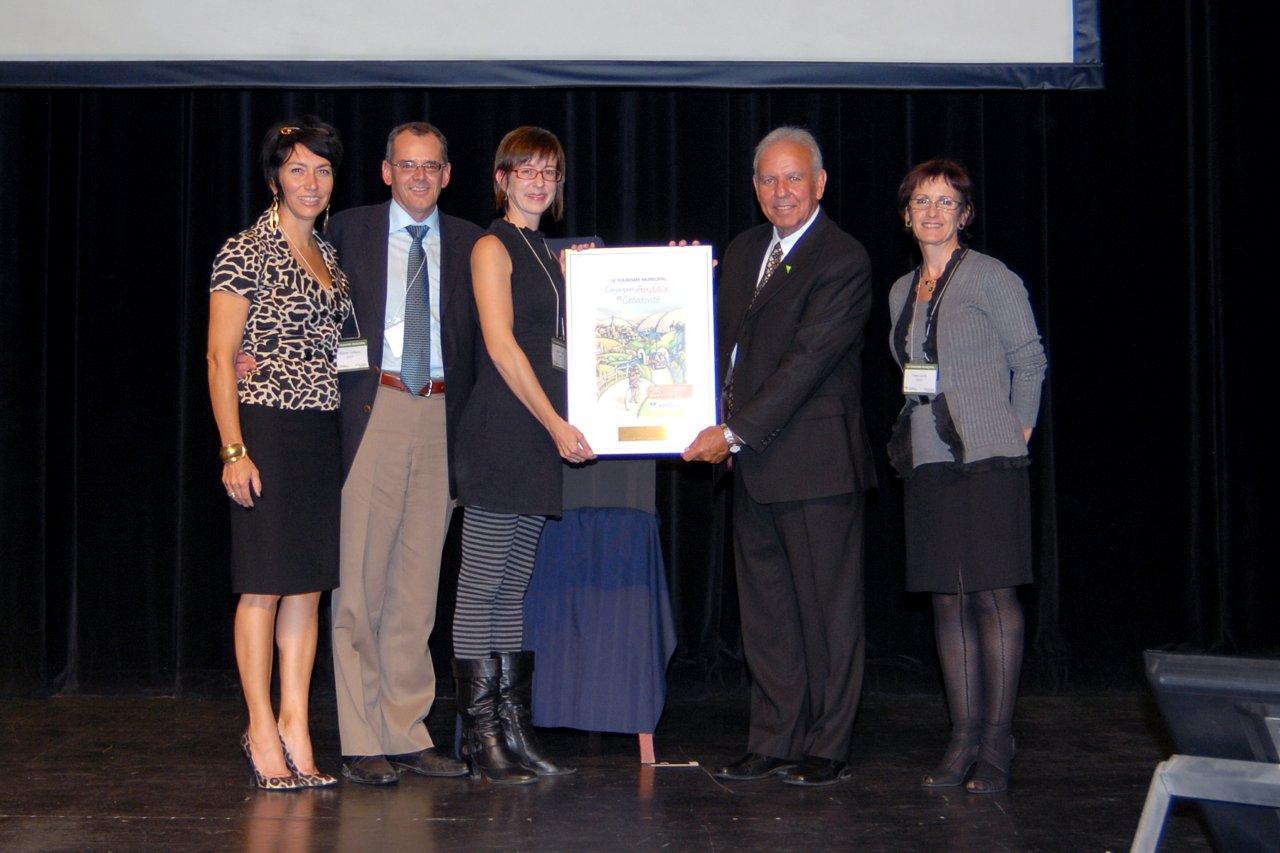 Martine Vallières, directrice générale de la Ville de Beloeil, Denis Laplante, ex-directeur du service de planification et développement du territoire, Nadine Viau, chargée de projet en revitalisation, Daniel Dumas, président du Réseau des SADC et CAE, et Diane Lavoie, mairesse de Beloeil, à l’occasion du banquet d’excellence de la Fondation Rues principales.