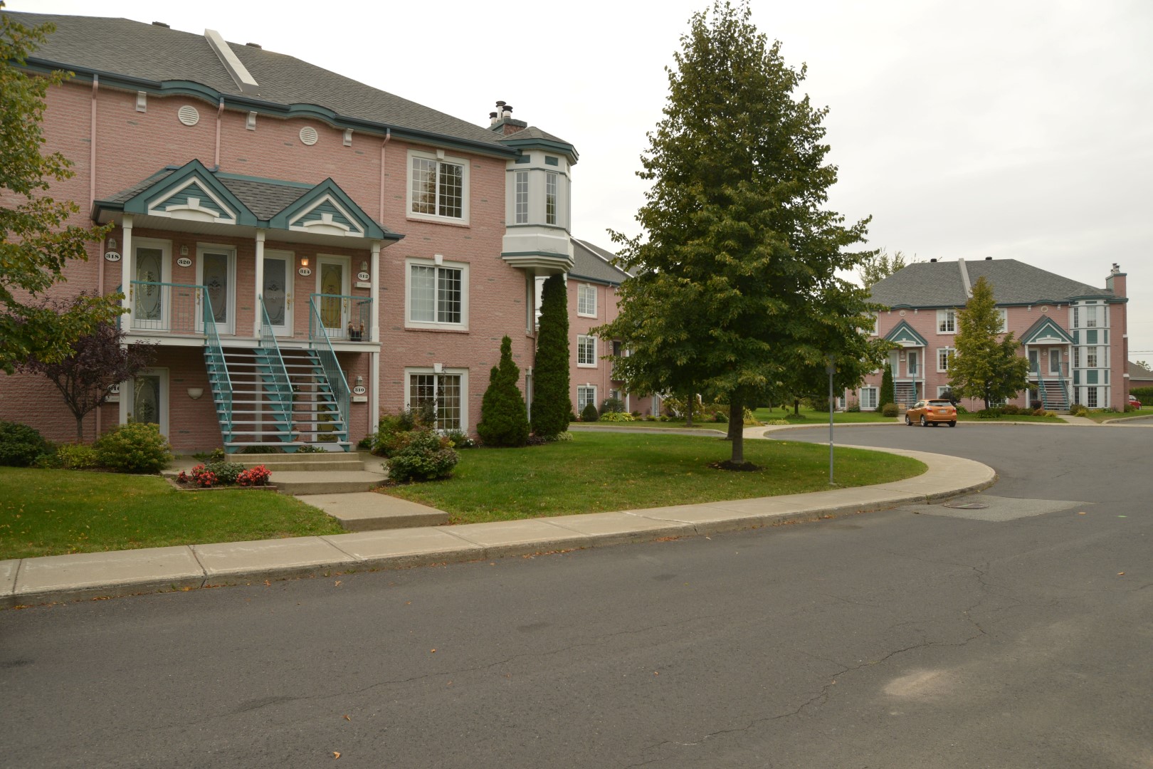 Les cheminées de 300 condos seraient non conformes à Mont-Saint-Hilaire