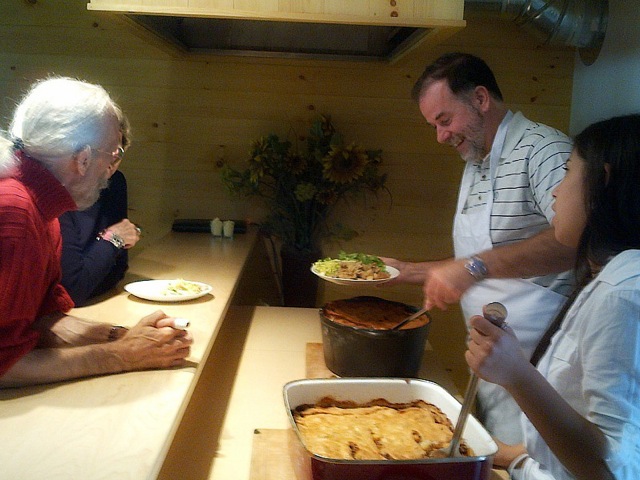 Le ministre et député Pierre Duchesne et sa fille Gabrielle ont servi de la tourtière maison aux bénévoles de la dernière campagne électorale péquiste dans la circonscription de Borduas.
