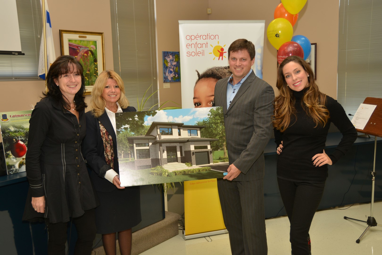 Frédérique Cardinal, vice-présidente au développement chez Opération Enfant Soleil, Louise Lavigne, mairesse de Carignan, Stéphane Gariépy, de Constructions Jasmont, et Anick Dumontet, porte-parole du projet et résidante de Carignan.
