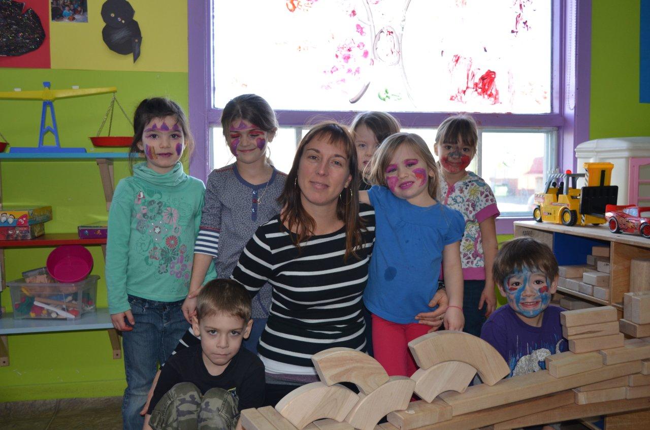 L’éducatrice Martine Cournoyer, du CPE La Petite Marine de Sorel-Tracy, avec ses jeunes.