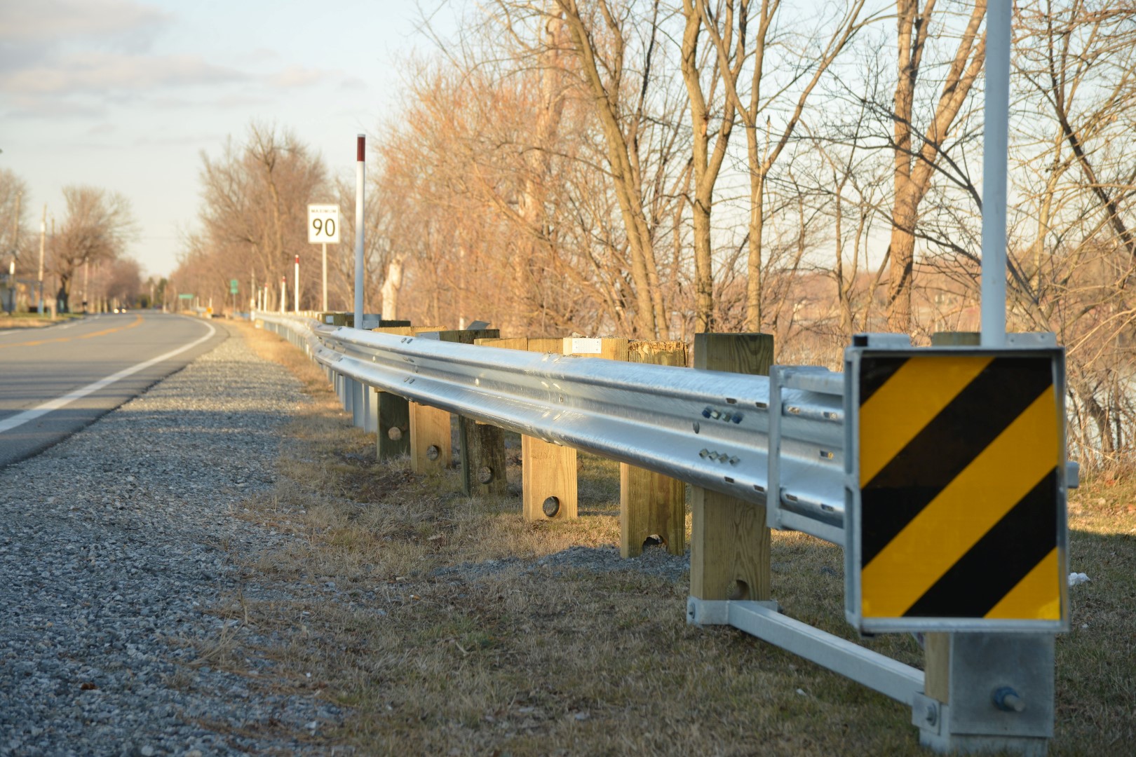 Selon des résidants, les nouvelles glissières de sécurité le long de la route 223, entre l'autoroute 20 et la rue de l’Anse, enclavent certains terrains riverains, diminue la sécurité piétonnière et limite l’accès à la rivière Richelieu.