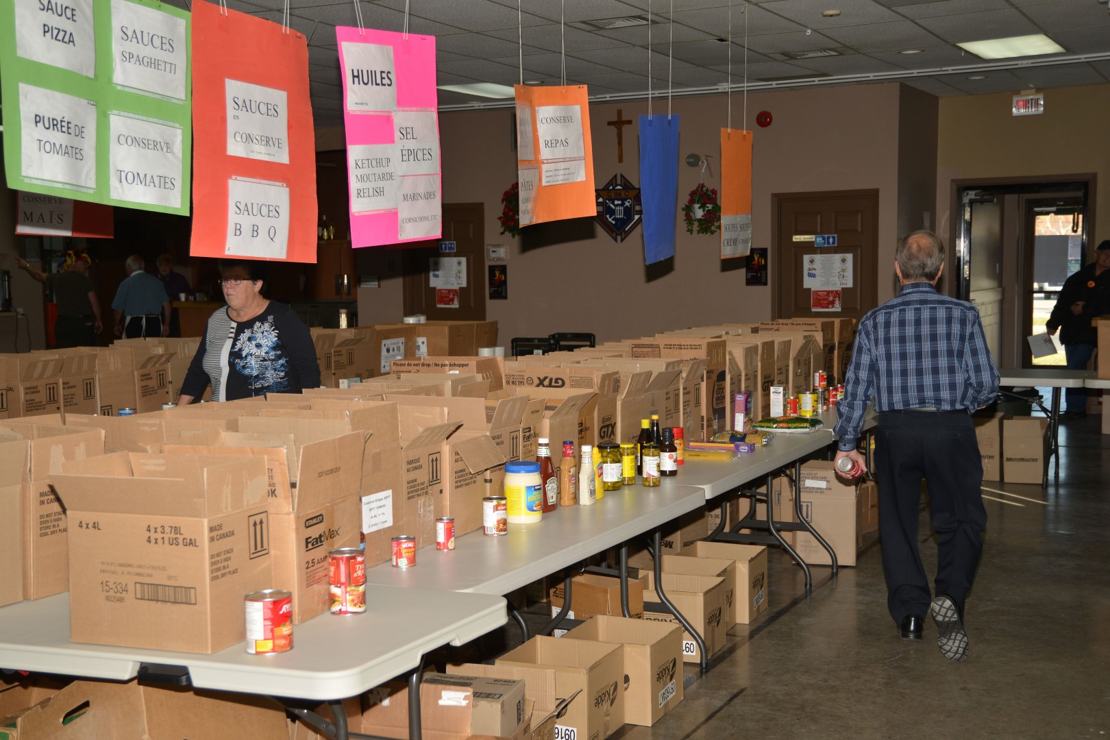 Les aliments de base doivent évidemment se retrouver dans les paniers de Noël, mais les organismes invitent les gens à donner de petits produits qui feront plaisir à ceux qui dépendent des banques alimentaires.