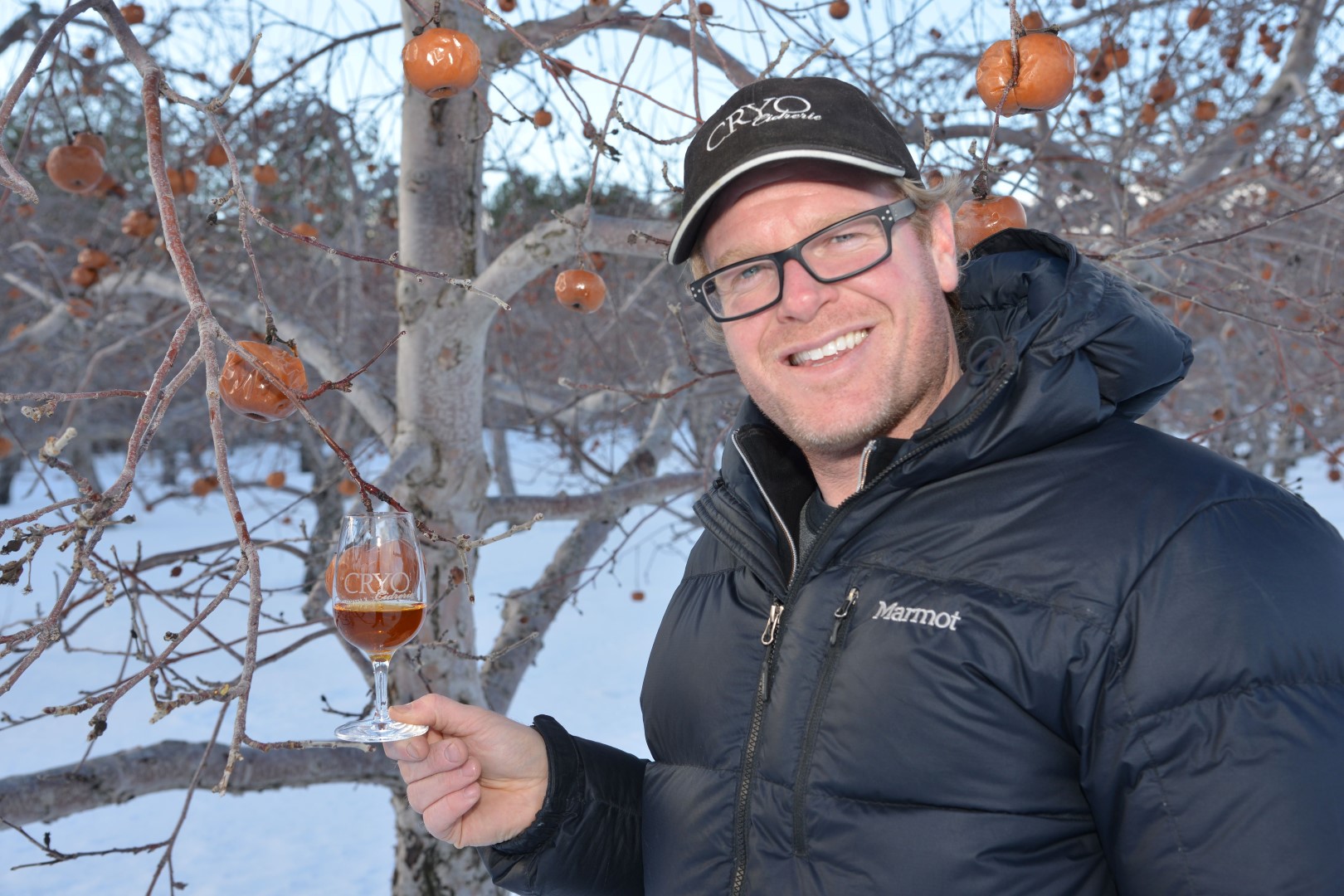 Le cidriculteur Hugo Poliquin invite les gens à venir cueillir des pommes gelées le 19 janvier à la cidrerie Cryo de Mont-Saint-Hilaire.