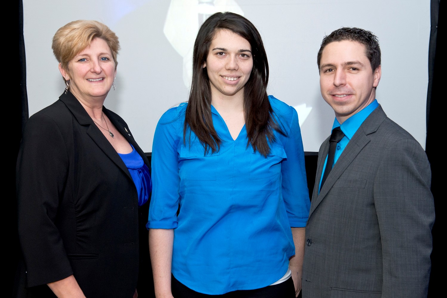 Manon Roger, directrice générale du CLD de la Vallée-du-Richelieu, Joannie Archambault, lauréate de la bourse Soutien à la relève agricole dans la Vallée-du-Richelieu, et Sébastien Aubin, premier vice-président du Forum jeunesse Montérégie Est.