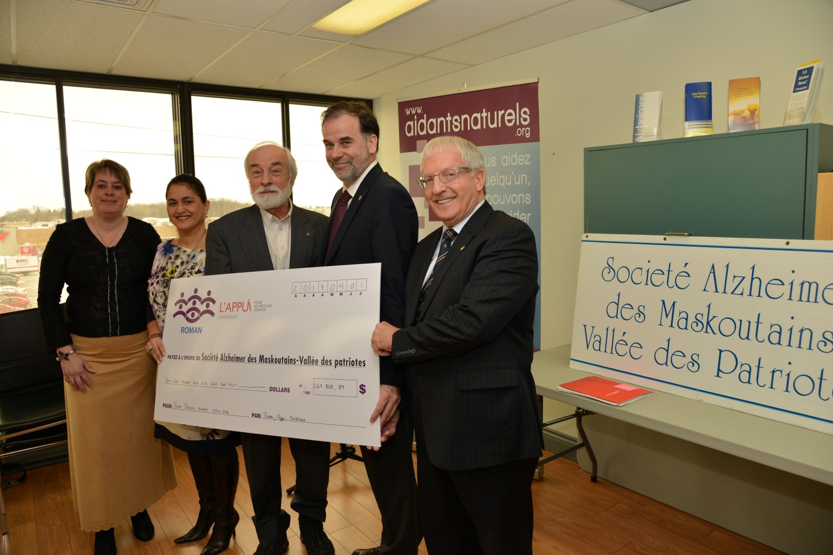 La directrice de ROMAN / Apppui Montérégie, Sonia Lessard, la présidente de ROMAN / Apppui Montérégie, Anyela Vergara, le président de la Société Alzheimer des Maskoutains-Vallée-des-Patriotes, Yves Lessard, le député de Borduas et ministre de l’Enseignement supérieur, Pierre Duchesne, et le député de Saint-Hyacinthe, Émilien Pelletier.