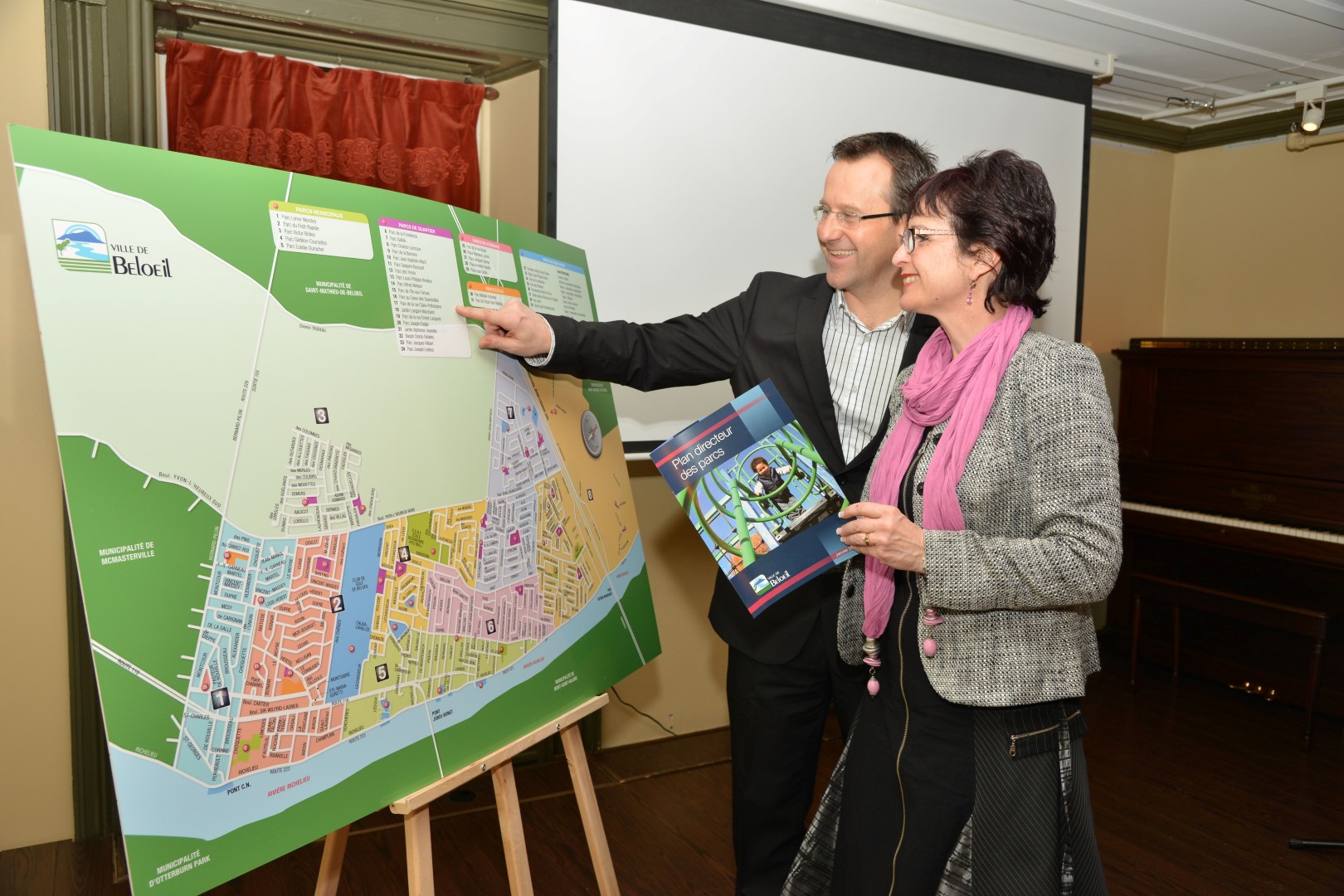 La mairesse de Beloeil, Diane Lavoie, et le directeur du Service des loisirs, de la culture et de la vie communautaire, Daniel Marineau, ont présenté le plan directeur des parcs de la municipalité, le 20 février.