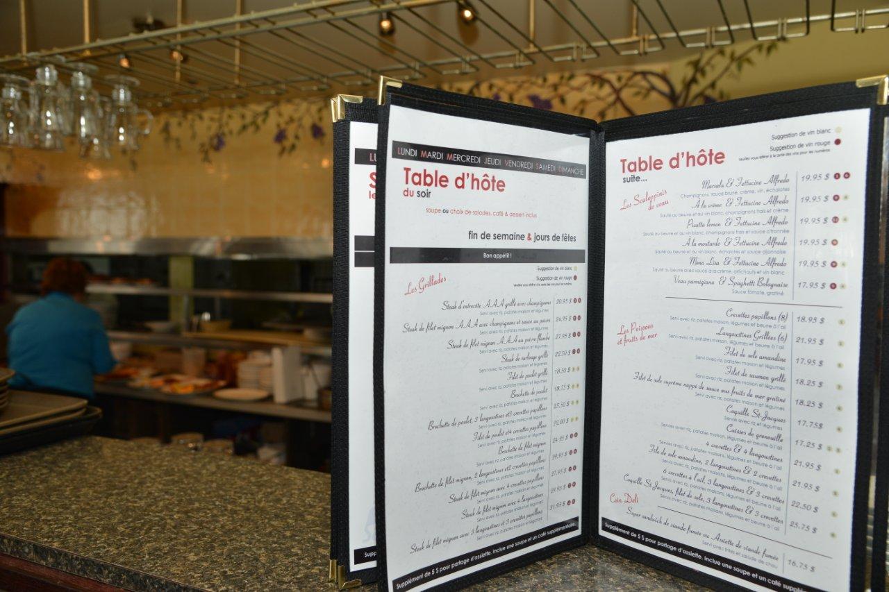Certains restaurateurs, dont le propriétaire du Savoy Deli, estiment que l’Office québécois de la langue française va trop loin dans ses recommandations sur l'affiche en français. À son restaurant, le menu est uniquement en français.