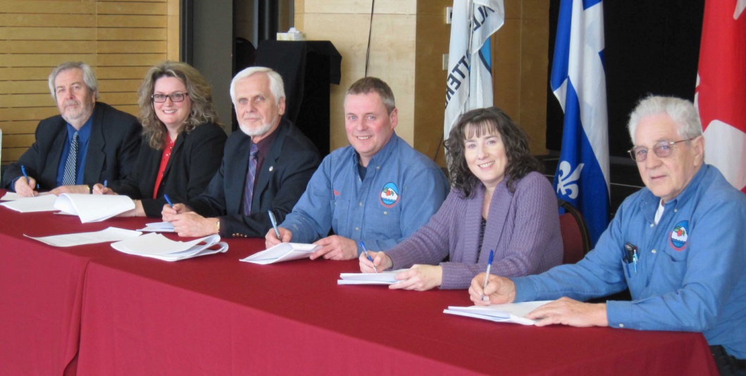 Daniel Desnoyers, directeur général d’Otterburn Park, Julie Waite, greffière, Gérard Boutin, maire d’Otterburn Park, Régis Lebrun, président du syndicat, Isabelle Roy, représentante syndicale, et Jacques Dubé, vice-président du syndicat.