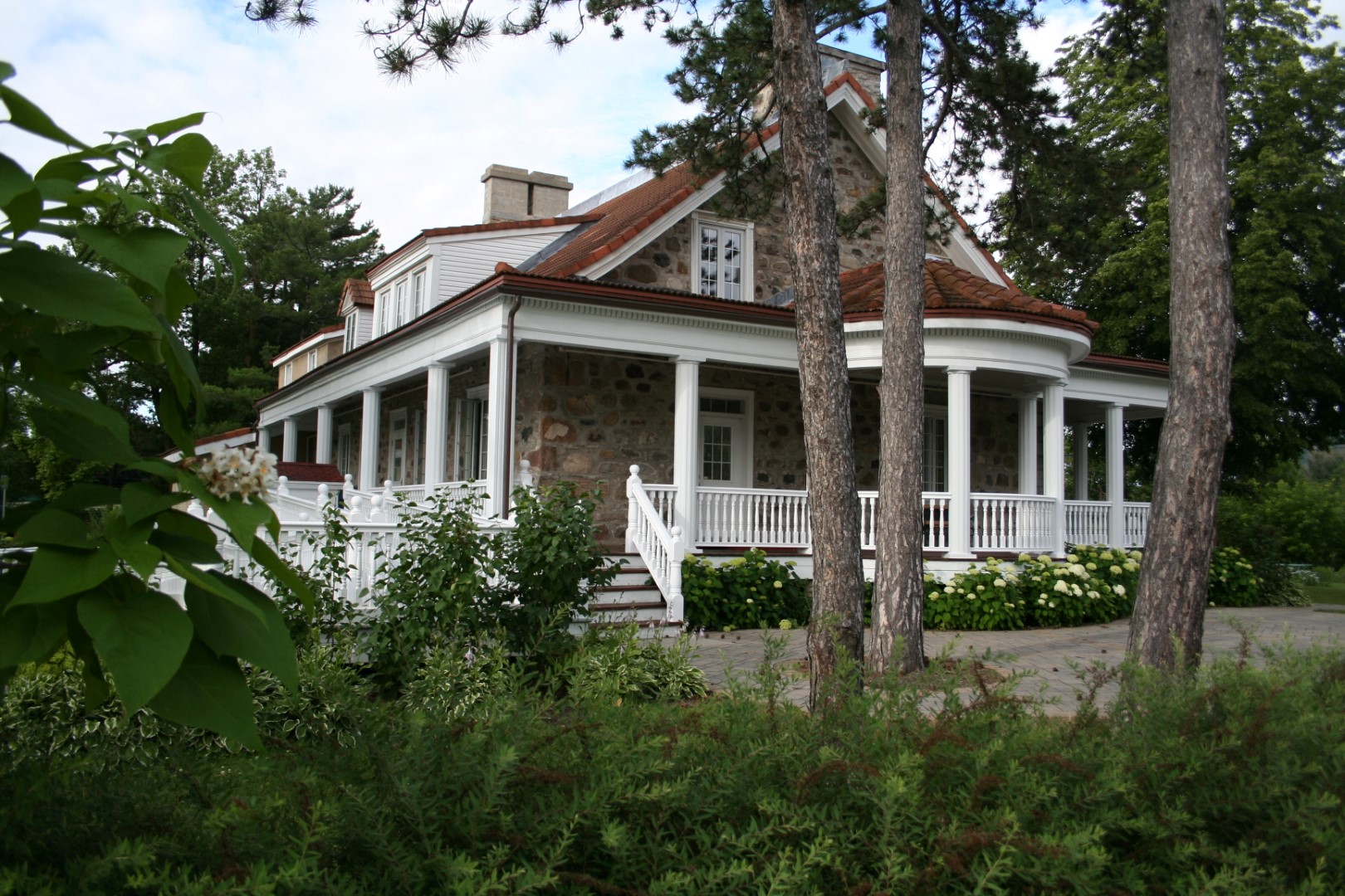 La municipalité prévoit l'installation de 40 panneaux d’interprétation dynamiques devant les bâtiments ou les lieux relatant l’histoire de Beloeil. Sur la photo, la Maison Villebon.