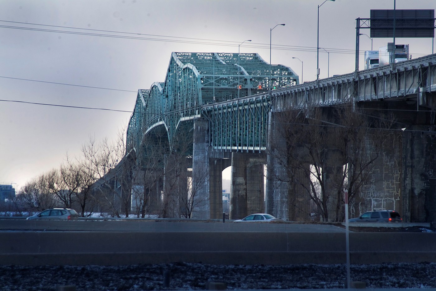 Les élus de la région demandent au gouvernement fédéral de revoir le péage du futur pont Champlain.